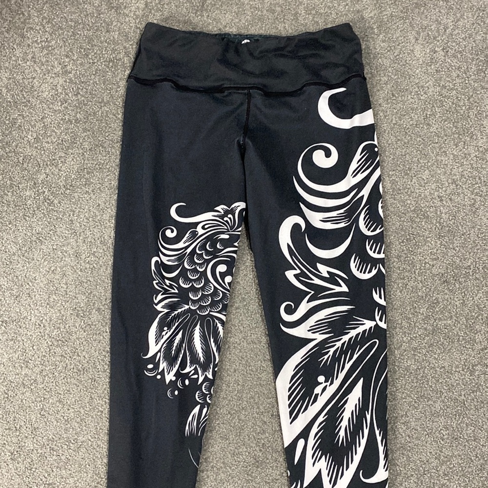 Eind Yoga black and white patterned leggings